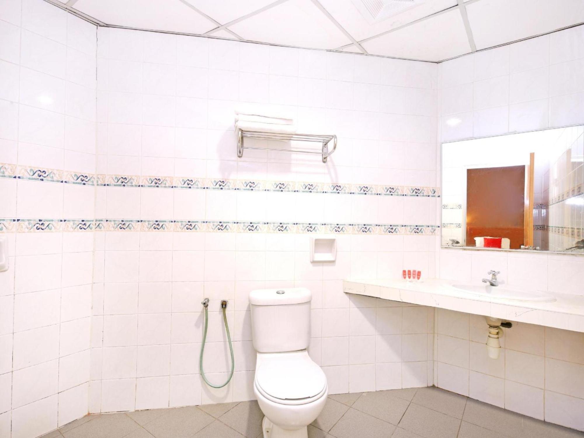 Super Oyo 447 Comfort Hotel Meru Klang Exteriör bild