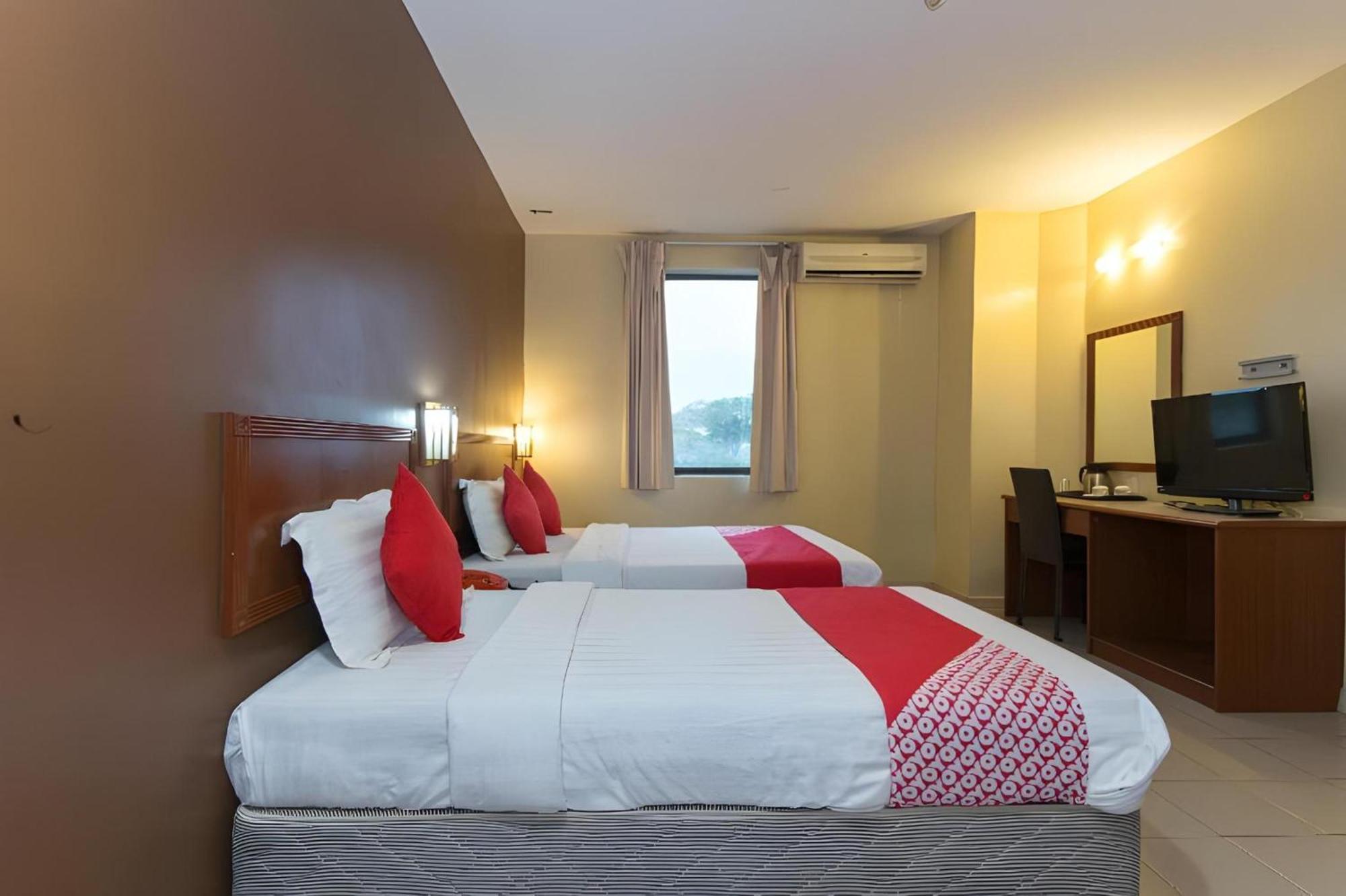 Super Oyo 447 Comfort Hotel Meru Klang Exteriör bild