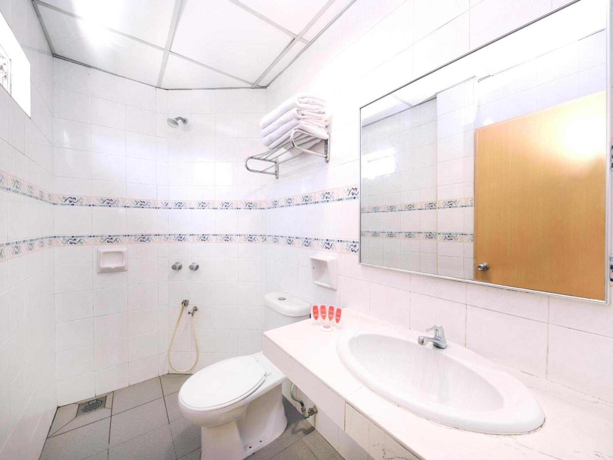 Super Oyo 447 Comfort Hotel Meru Klang Exteriör bild